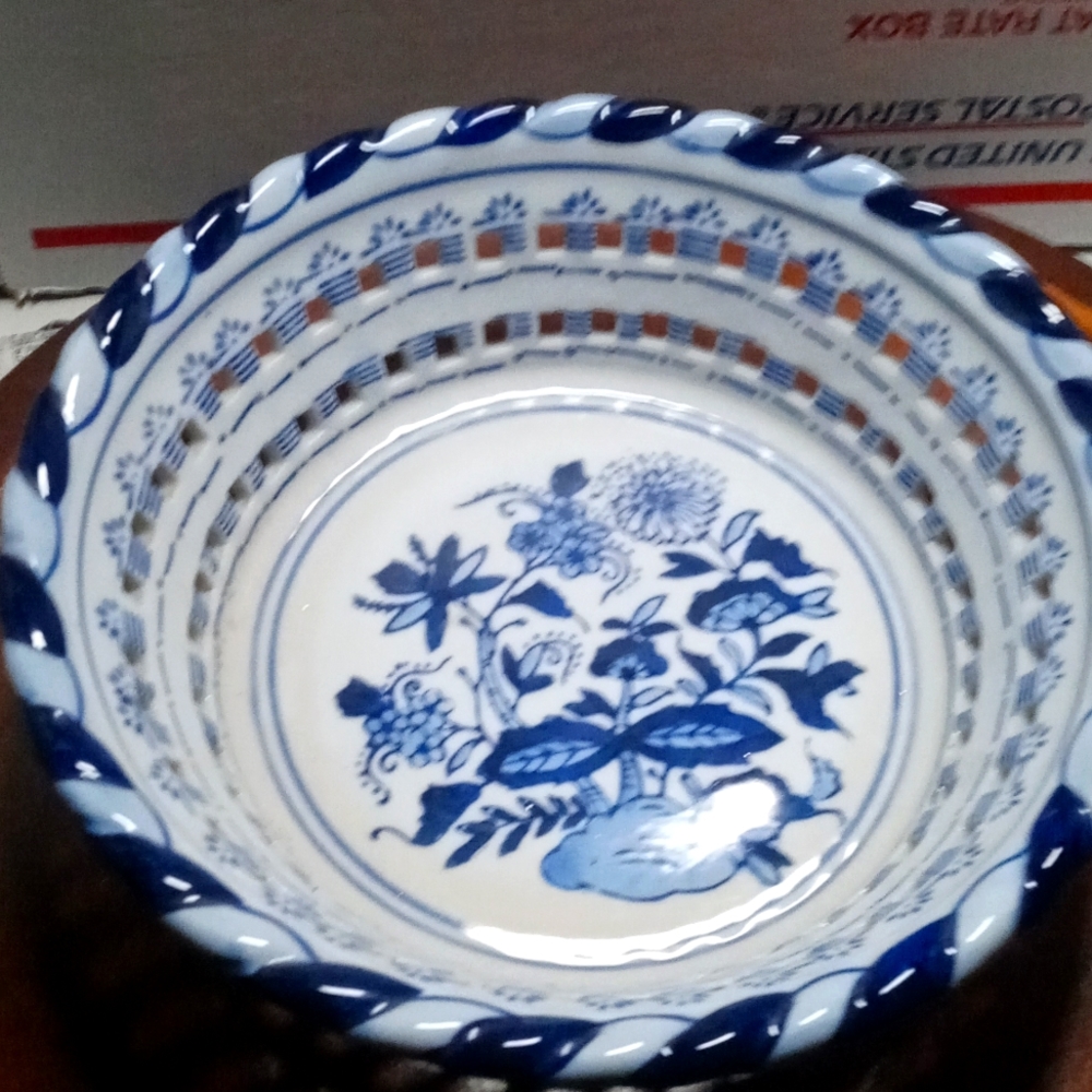 BLUE WHITE LATTICE BOWL w Floral & Woven Look Designs